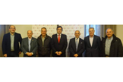 Emilio Orejas (centro), con los representantes de los grupos de acción local de la provincia.