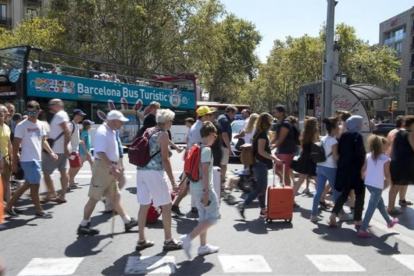 Turistas en la plaza de Catalunya de Barcelona.