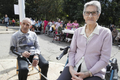 Soledad Benavides Velices y David Fernández Benavides están a punto de cumplir los 90 y los 65 años. Son madre e hijo de una familia que se afincó en La Nora del Río. Cuando Sole ya no se valía por sí misma y tampoco su marido, ingresaron los tres en La Pola de Gordón. «Mi marido falleció y
aquí estamos los dos. Contentos. Nos atienden bien y mis otros cuatro hijos están tranquilos. Trabajan todos», puntualiza Sole.  RAMIRO