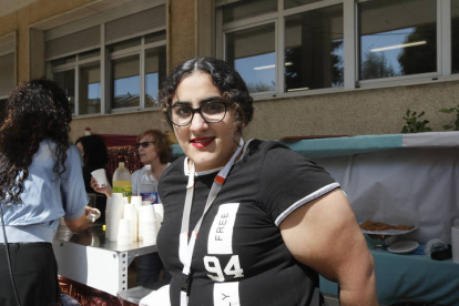 La residencia de Armunia tiene por primera vez en su historia a una menor que precisa cuidados especiales de enfermería de los que carecen en el CRE donde recibe tratamiento. Débora fue una activa participante de la fiesta de cumpleaños preparando los globos, acicalando a alguna residente o moviendo la ruta de la fortuna en la rifa. Los mayores la adoran y ella se deja querer. RAMIRO