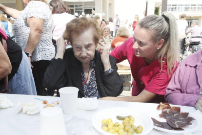 Ángeles de la Fuente, la persona más longeva de la residencia y que lo es también de la provincia, con sus 111 años, es una de las más veteranas residentes con más
de una década. Ayer disfrutó del 50 cumpleaños del centro con buen apetito, mientras la música, con pasodobles y otras melodías de siempre, sonaba en el patio para amenizar los actos de celebración. RAMIRO