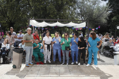 Personal de la Gerencia de Servicios Sociales, centros de día y del centro en el festejo en el que las personas residentes y sus familias fueron protagonistas. RAMIRO