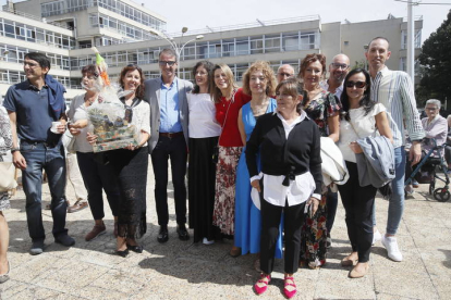 Personal de la Gerencia de Servicios Sociales, centros de día y del centro en el festejo en el que las personas residentes y sus familias fueron protagonistas. RAMIRO