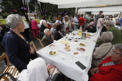 Personal de la Gerencia de Servicios Sociales, centros de día y del centro en el festejo en el que las personas residentes y sus familias fueron protagonistas. RAMIRO