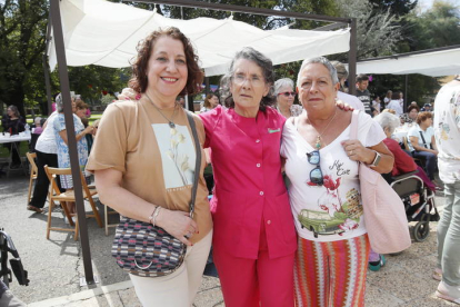 Carmen Reguero es una de las trabajadoras más veteranas de la residencia de Armunia. Lleva 38 años de ordenanza, ha visto muchos cambios —«esto era como un hotel»— y una de sus mayores satisfacciones es el contacto con las personas mayores. La trabajadora con más solera es Carmen Fernández Cordero, con 41 años de antigüedad. Conchi Sevillano es la más longeva de laplantilla. Está al borde de los 72 años y sigue en activo «porque me apetece». Esta mujer que se incorporó al mercado laboral con más de 40 años, suma 25 de vida laboral. En su expediente no figuran los años que trabajó en la tienda familiar porque su exmarido no le dio de alta. Le encanta atender a los ancianos y se siente recompensada con su cariño. Mari Luz Flórez trabajó como gobernanta desde 1977 hasta 2015. «Inauguré la residencia de Mataró en 1976 y me vine aquí porque quedó vacante el puesto y soy de León». Ya jubilada, se siente orgullosa del tiempo vivido y el trabajo desarrollado. Al final tuvo que pelear frente a una injusticia. RAMIRO