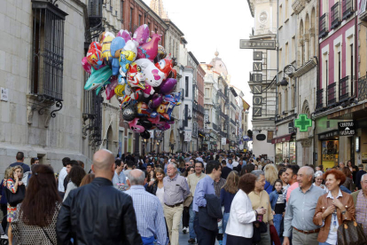 Estampa típica de la calle Ancha repleta de turistas en Semana Santa. MARCIANO PÉREZ
