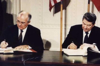El presidente de la URSS, Mijaíl Gorbachov, y su homólogo estadounidense, Ronald Reagan, firman el tratado de armas nucleares INF, en la Casa Blanca, el 8 de diciembre de 1987.