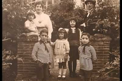 La familia Panero, Moisés y Máxima, con sus hijos Odilia, Juan Leopoldo, Asunción y Maria Luisa, en el jardín Casa de Torga.