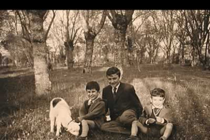 Esta es una foto en la que queda reflejada la alegre infancia del poeta, que posa en la foto con Juan Luis y Michi Panero, en un paraje de Castrillo del Monte.