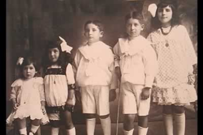 Los hermanos Odilia, Leopoldo, Juan, Asunción y María Luisa Panero.