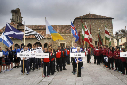 La selecciones participantes forman en la Plaza del Ayuntamiento de La Vecilla en el inicio del acto inaugural del Campeonato Europeo de las Luchas Celtas.