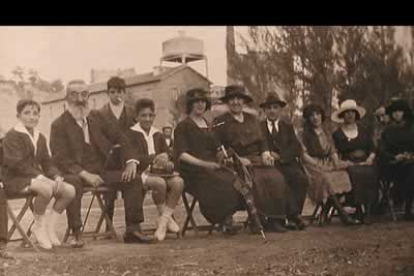 Retrato familiar de los Panero, con los abuelos, Odilia y Quirino, y los nietos Juan y Leopoldo, entre otros miembros de la familia.