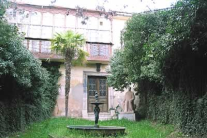 La casa de los Panero se conserva en Astorga. En su jardín se ha instalado una escultura en piedra de Leopoldo.