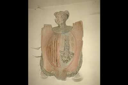 Escudo familiar que aún se conserva en una de las paredes de la casa de los Panero.