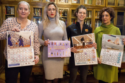 Isabel Fernández ‘Moses’, Yohanna Alonso, Blanca Fernández Casado y Beatriz Fernández, con el calendario coeducativo. F. OTERO PERANDONES