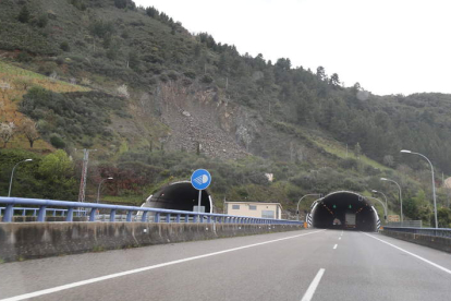 Túneles de Villafranca, en la A-6, en una foto de archivo. L. DE LA MATA