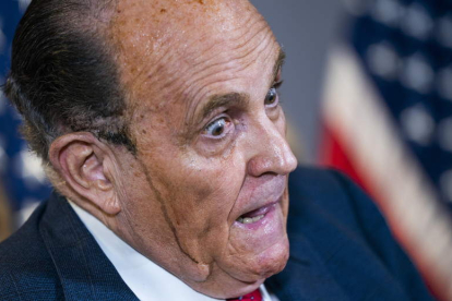 El tinte de su pelo recorre la mejilla de Rudy Giuliani. JIM LO SCALZO