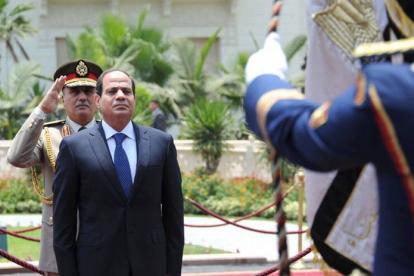 Al Sisi pasa revista a la guardia de honor tras tomar posesión de su cargo, este domingo en El Cairo.