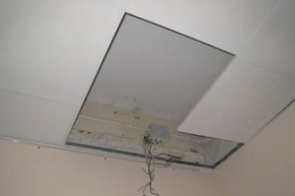 Los ladrones rompieron un falso techo para desactivar una alarma