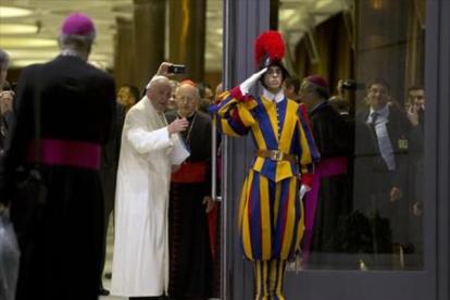 El Papa llega, ayer, a la sesión de clausura del sínodo sobre la familia, en el Vaticano.