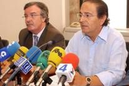 Antonio Alonso y Luis Aznar, durante la presentación del estudio