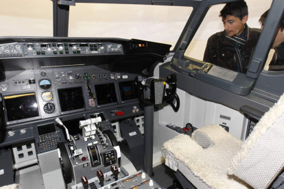 El simulador del Boeing 737 está instalado en la Escuela de Industriales de Vegazana.