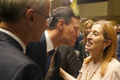 Pedro Sánchez saluda a Ana Pastor, el pasado 4 de junio en Madrid