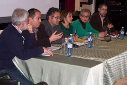 Participantes en la mesa redonda «La interculturalidad» celebrada en el IES Ordoño II.