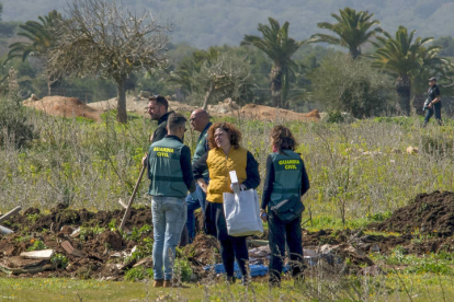 Especialistas de la Guardia Civil trabajan en la búsqueda de Malén Ortiz en una finca de Calvià. ATIENZA