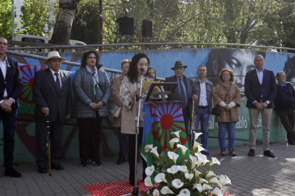 Acto del Día Internacional del Pueblo Gitano en León con el alcalde y concejales. FERNANDO OTERO