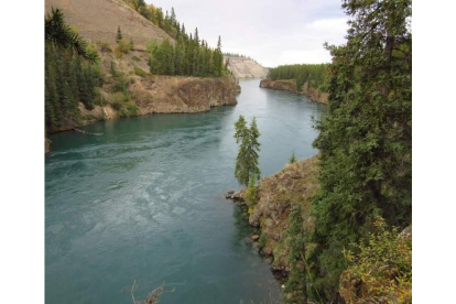 Una panorámica del río Yukón, el cauce que da nombre al territorio, que fue protagonista de la fiebre del oro en Canadá y donde Javier López dejó su sello leonés este verano.