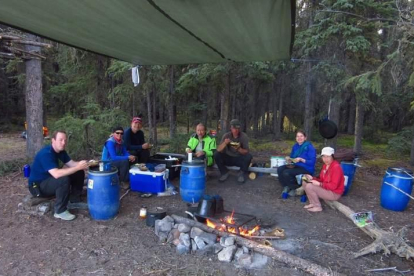 Cenando con la expedición en el campamento.