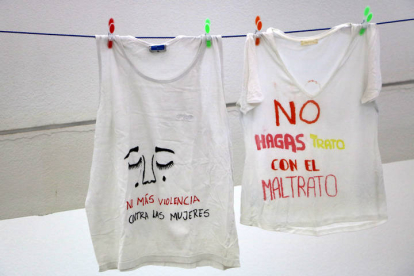 Camisetas con mensajes contra la violencia de género durante una protesta en la Universidad de León. DL