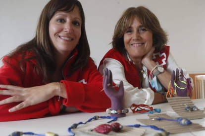 Judith Feliz Scarga y Rosa García, con algunas de las obras que se realizan en el taller de artesanía. RAMIRO