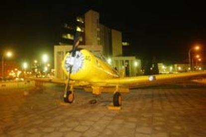 La avioneta está expuesta en la plaza de la delegación de la Junta