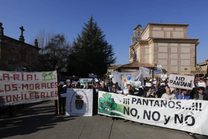 Manifestación contra las balsas en Carrizo de la Ribera en diciembre de 2015. MARCIANO PÉREZ