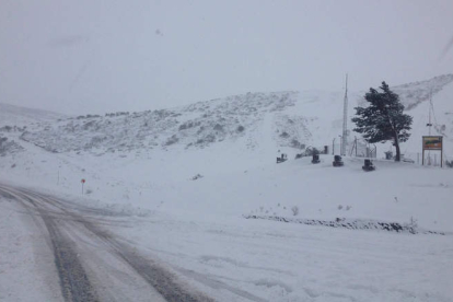 La nieve cubrió ayer la estación de esquí de San Isidro.
