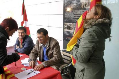 Una mujer besa la bandera catalana en un colegio electoral