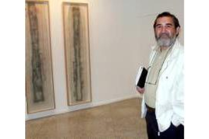 El artista posa en la sala Lucio Muñoz junto a dos de sus obras