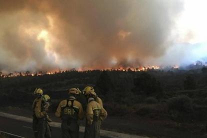 Trabajadores de las brigadas de tierra durante las labores de extinción del incendio de La Palma