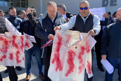 La protesta se hizo visible con camisetas manchadas con sangre. DL
