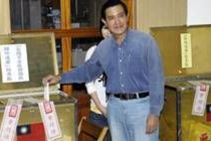 El candidato opositor a la presidencia, Ma Ying-jeou, deposita su voto
