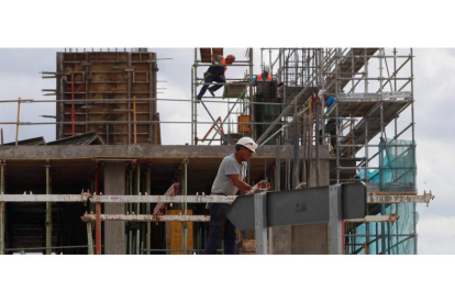 Trabajadores en una obra en construcción en León. RAMIRO