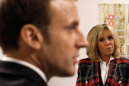Brigitte Macron observa a su marido durante un discurso en un hospital, en diciembre pasado.