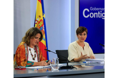 Teresa Ribera e Isabel Gutiérrez, ayer en La Moncloa. ZIPI ARAGÓN