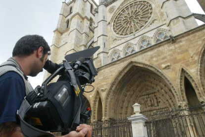 Un operario retratando la Catedral durante el la grabación de la serie ‘Nuestros caminos a Santiago’, en 2004. NORBERTO
