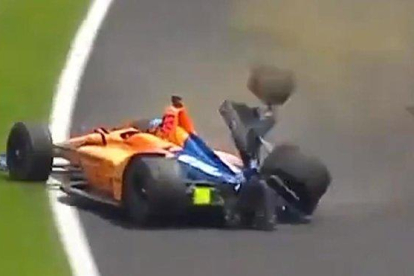 El coche de Fernando Alonso, tras el impacto en la curva 3 de Indianapolis.