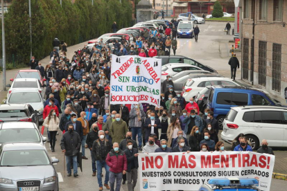 Los vecinos de Igüeña se manifestaron en octubre ante la sede de la Junta en Ponferrada. L. DE LA MATA