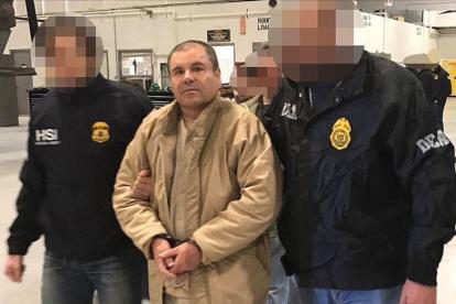 Joaquín El Chapo Guzmán, escoltado en Ciudad Juárez por la policía mexicana para su extradición a Estados Unidos.