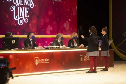 Nerea Pareja Martínez  y Judith García Benítez muestran el tercer premio. SELAE